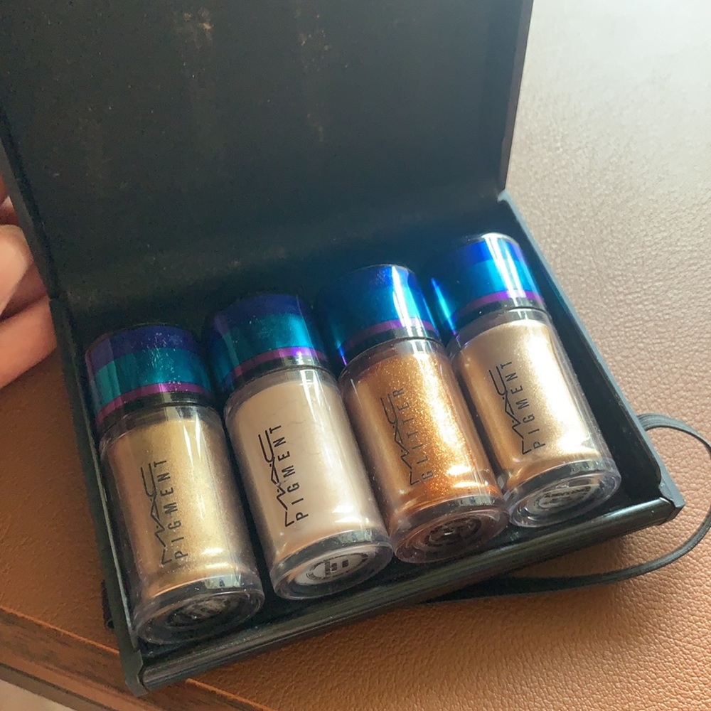 NWOT Four (4) Mac Pigment Eyeshadows with Case